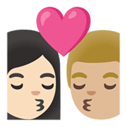 👩🏻‍❤️‍💋‍👨🏼 Emoji sich küssendes Paar - Frau: helle Hautfarbe, Mann: mittelhelle Hautfarbe Google Android 12.0.