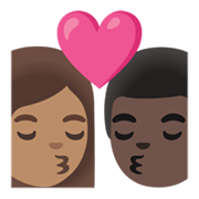 👩🏽‍❤️‍💋‍👨🏿 Emoji Beijo - Mulher: Pele Morena, Homem: Pele Escura na Google Android 12.0.