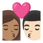 👩🏽‍❤️‍💋‍👨🏻 Emoji Beijo - Mulher: Pele Morena, Homem: Pele Clara na Google Android 12.0.