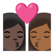 👩🏿‍❤️‍💋‍👩🏾 Emoji sich küssendes Paar - Frau: dunkle Hautfarbe, Frau: mitteldunkle Hautfarbe Google Android 12.0.