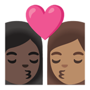👩🏿‍❤️‍💋‍👩🏽 Emoji sich küssendes Paar - Frau: dunkle Hautfarbe, Frau: mittlere Hautfarbe Google Android 12.0.