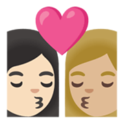 👩🏻‍❤️‍💋‍👩🏼 Emoji sich küssendes Paar - Frau: helle Hautfarbe, Frau: mittelhelle Hautfarbe Google Android 12.0.