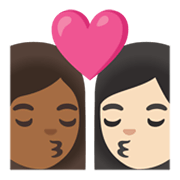 👩🏾‍❤️‍💋‍👩🏻 Emoji sich küssendes Paar - Frau: mitteldunkle Hautfarbe, Frau: helle Hautfarbe Google Android 12.0.