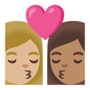👩🏼‍❤️‍💋‍👩🏽 Emoji sich küssendes Paar - Frau: mittelhelle Hautfarbe, Frau: mittlere Hautfarbe Google Android 12.0.