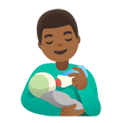 👨🏾‍🍼 Emoji Homem Alimentando Bebê: Pele Morena Escura na Google Android 12.0.