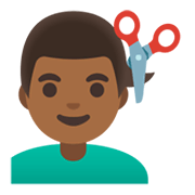 Emoji 💇🏾‍♂️ Taglio Di Capelli Per Uomo: Carnagione Abbastanza Scura su Google Android 12.0.