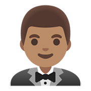 Émoji 🤵🏽‍♂️ Homme en smoking: Peau Légèrement Mate sur Google Android 12.0.