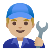 Emoji 👨🏼‍🔧 Meccanico Uomo: Carnagione Abbastanza Chiara su Google Android 12.0.