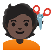 💇🏿 Emoji Persona Cortándose El Pelo: Tono De Piel Oscuro en Google Android 12.0.