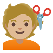 Émoji 💇🏼 Personne Qui Se Fait Couper Les Cheveux : Peau Moyennement Claire sur Google Android 12.0.