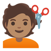 Émoji 💇🏽 Personne Qui Se Fait Couper Les Cheveux : Peau Légèrement Mate sur Google Android 12.0.