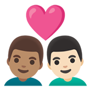 👨🏽‍❤️‍👨🏻 Emoji sich küssendes Paar - Mann: mittlere Hautfarbe, Mann: helle Hautfarbe Google Android 12L.