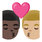 👨🏿‍❤️‍💋‍👨🏼 Emoji sich küssendes Paar - Mann: dunkle Hautfarbe, Mann: mittelhelle Hautfarbe Google Android 12L.
