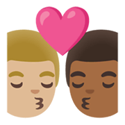👨🏼‍❤️‍💋‍👨🏾 Emoji sich küssendes Paar - Mann: mittelhelle Hautfarbe, Mann: mitteldunkle Hautfarbe Google Android 12L.