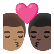 👨🏽‍❤️‍💋‍👨🏿 Emoji sich küssendes Paar - Mann: mittlere Hautfarbe, Mann: dunkle Hautfarbe Google Android 12L.