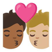 🧑🏾‍❤️‍💋‍🧑🏼 Emoji sich küssendes Paar: Person, Person, mitteldunkle Hautfarbe, mittelhelle Hautfarbe Google Android 12L.