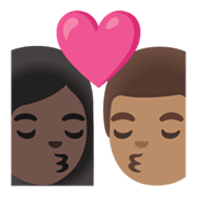 👩🏿‍❤️‍💋‍👨🏽 Emoji Beijo - Mulher: Pele Escura, Homem: Pele Morena na Google Android 12L.