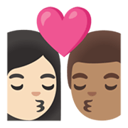 Emoji 👩🏻‍❤️‍💋‍👨🏽 Bacio Tra Coppia - Donna: Carnagione Abbastanza Chiara, Uomo: Carnagione Olivastra su Google Android 12L.