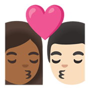 👩🏾‍❤️‍💋‍👨🏻 Emoji sich küssendes Paar Frau: mitteldunkle Hautfarbe, Mann: helle Hautfarbe Google Android 12L.