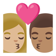 👩🏼‍❤️‍💋‍👨🏽 Emoji Beijo - Mulher: Pele Morena Clara, Homem: Pele Morena na Google Android 12L.