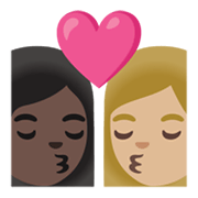 👩🏿‍❤️‍💋‍👩🏼 Emoji sich küssendes Paar - Frau: dunkle Hautfarbe, Frau: mittelhelle Hautfarbe Google Android 12L.