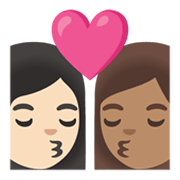 👩🏻‍❤️‍💋‍👩🏽 Emoji sich küssendes Paar - Frau: helle Hautfarbe, Frau: mittelhelle Hautfarbe Google Android 12L.