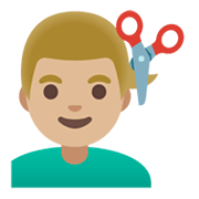 Emoji 💇🏼‍♂️ Taglio Di Capelli Per Uomo: Carnagione Abbastanza Chiara su Google Android 12L.