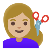 💇🏼‍♀️ Emoji Mujer Cortándose El Pelo: Tono De Piel Claro Medio en Google Android 12L.
