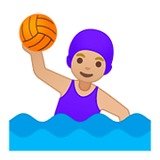 🤽🏼‍♀️ Emoji Wasserballspielerin: mittelhelle Hautfarbe Google Android 8.0.