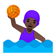🤽🏿‍♀️ Emoji Mujer Jugando Al Waterpolo: Tono De Piel Oscuro en Google Android 9.0.