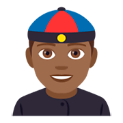 👲🏾 Emoji Homem De Boné: Pele Morena Escura na JoyPixels 4.0.