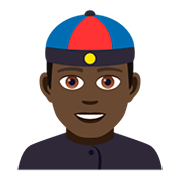 👲🏿 Emoji Mann mit chinesischem Hut: dunkle Hautfarbe JoyPixels 5.0.