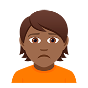 🙍🏾 Emoji Franzindo A Sobrancelha: Pele Morena Escura na JoyPixels 5.0.