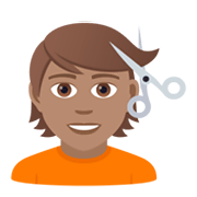 💇🏽 Emoji Pessoa Cortando O Cabelo: Pele Morena na JoyPixels 5.5.