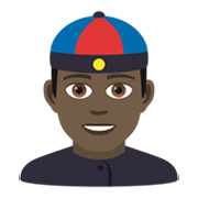 👲🏿 Emoji Mann mit chinesischem Hut: dunkle Hautfarbe JoyPixels 5.5.
