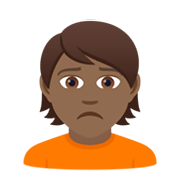 🙍🏾 Emoji Franzindo A Sobrancelha: Pele Morena Escura na JoyPixels 6.0.