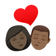 👩🏿‍❤️‍💋‍👨🏾 Emoji sich küssendes Paar - Frau: dunkle Hautfarbe, Mann: mitteldunkle Hautfarbe JoyPixels 6.5.
