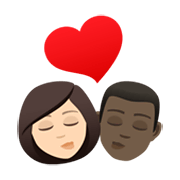 👩🏻‍❤️‍💋‍👨🏿 Emoji sich küssendes Paar - Frau: helle Hautfarbe, Mann: dunkle Hautfarbe JoyPixels 6.5.