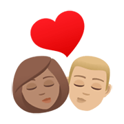 👩🏽‍❤️‍💋‍👨🏼 Emoji sich küssendes Paar - Frau: mittlere Hautfarbe, Mann: mittelhelle Hautfarbe JoyPixels 6.5.