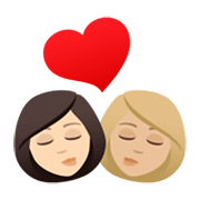 👩🏻‍❤️‍💋‍👩🏼 Emoji sich küssendes Paar - Frau: helle Hautfarbe, Frau: mittelhelle Hautfarbe JoyPixels 6.5.
