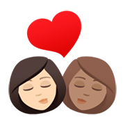 👩🏻‍❤️‍💋‍👩🏽 Emoji sich küssendes Paar - Frau: helle Hautfarbe, Frau: mittelhelle Hautfarbe JoyPixels 6.5.