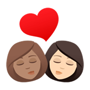 👩🏽‍❤️‍💋‍👩🏻 Emoji sich küssendes Paar - Frau: mittlere Hautfarbe, Frau: helle Hautfarbe JoyPixels 6.5.