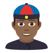 👲🏾 Emoji Mann mit chinesischem Hut: mitteldunkle Hautfarbe JoyPixels 6.5.