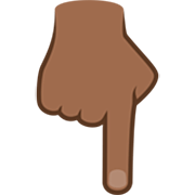 👇🏾 Emoji Dorso Da Mão Com Dedo Indicador Apontando Para Baixo: Pele Morena Escura na JoyPixels 7.0.