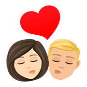 👩🏻‍❤️‍💋‍👨🏼 Emoji Beso - Mujer: Tono De Piel Claro, Hombre: Tono De Piel Claro Medio en JoyPixels 7.0.