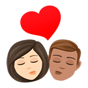 👩🏻‍❤️‍💋‍👨🏽 Emoji sich küssendes Paar - Frau: mittelhelle Hautfarbe, Mann: mittlere Hautfarbe JoyPixels 7.0.