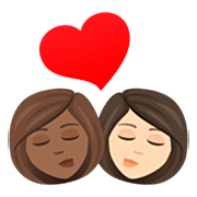 👩🏾‍❤️‍💋‍👩🏻 Emoji sich küssendes Paar - Frau: mitteldunkle Hautfarbe, Frau: helle Hautfarbe JoyPixels 7.0.
