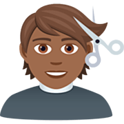 💇🏾 Emoji Pessoa Cortando O Cabelo: Pele Morena Escura na JoyPixels 7.0.