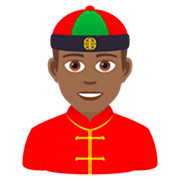 👲🏾 Emoji Homem De Boné: Pele Morena Escura na JoyPixels 7.0.