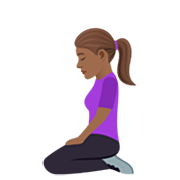 🧎🏾‍♀️ Emoji Mulher Ajoelhando: Pele Morena Escura na JoyPixels 7.0.